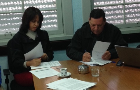 A gerente de Recursos Humanos da CEVA, Renata Lima, e o presidente do SEAACOM, José Providel, assinam acordo que reduz carga horária de 1.300 trabalhadores da empresa do complexo da GM