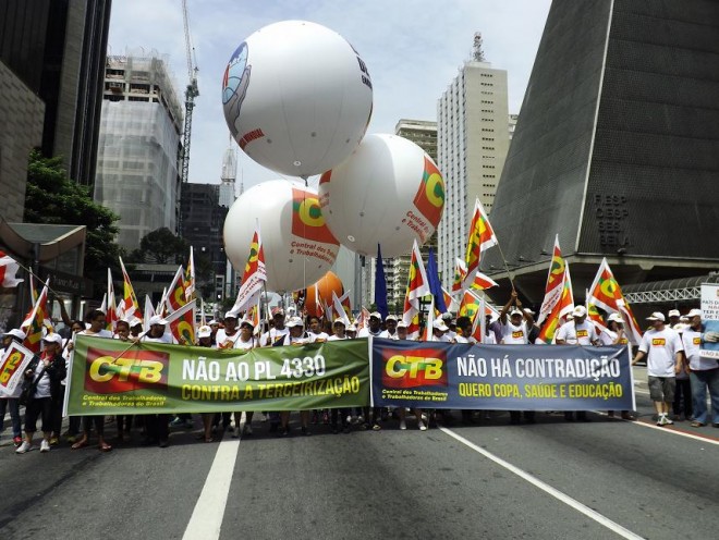 A marcha protestou em frente a FIESP e o SENAI, entidades que defendem os empresários e o capitalismo